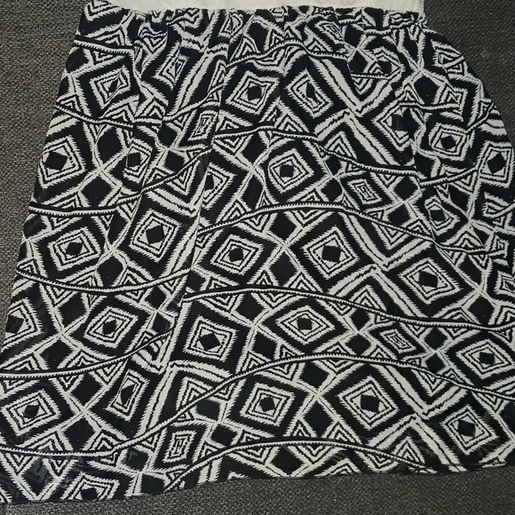 Black and White Dress - Picture 4 of 5